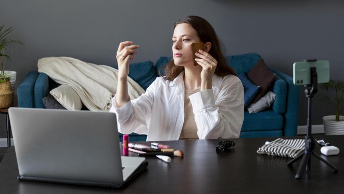 Kuliah Online Makin Glowing dengan Makeup Natural Sehari-hari, Begini Caranya!