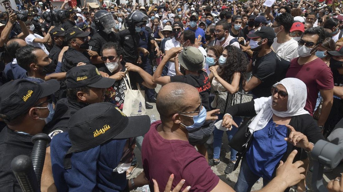 FOTO: Presiden Tunisia Pecat PM Buntut Demo Penanganan Covid