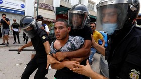 FOTO: Presiden Tunisia Pecat PM Buntut Demo Penanganan Covid