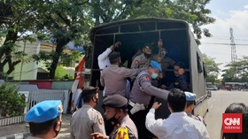 Dibubarkan Polisi, Demo Tolak PPKM di Lebak Banten Ricuh
