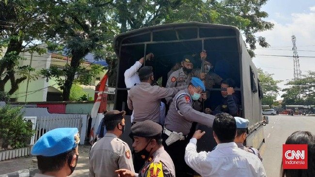Sejumlah orang yang hendak berunjuk rasa menolak PPKM di Lebak Banten ditangkap polisi. Kericuhan sempat terjadi saat polisi membubarkan massa.