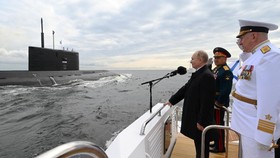 FOTO: Deretan Kapal Tempur Rusia di Hari Angkatan Laut