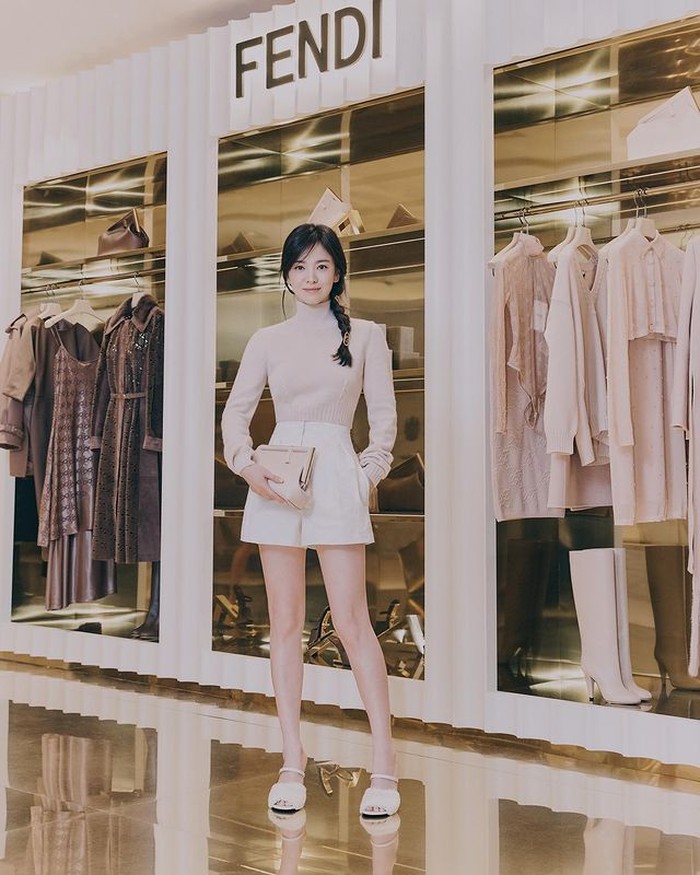 Dikutip dari Soompi, sosok seperti Song Hye Kyo memang yang dicari oleh Fendi. Itu karena ia merupakan ikon kecantikan generasi masa kini, yang menggambarkan kelembutan, kekuatan dan kepercayaan diri yang tinggi. /foto:instagram/dazedkorea