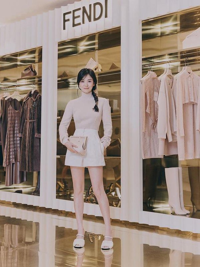 Song Hye Kyo didapuk menjadi Brand Ambassador dari Korea pertama di tahun 2021 lalu untuk brand mewah Fendi. Sang aktris pun tampil menawan dan awet muda lewat gaya casual-nya yang satu ini./ Foto: instagram.com/dazedkorea
