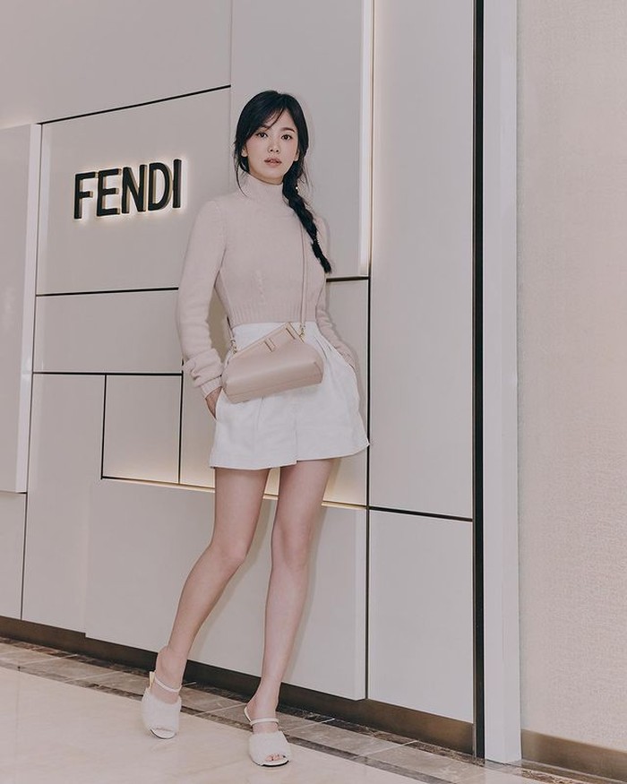 Di usianya yang kini menginjak 41 tahun, Hye Kyo memancarkan kecantikannya dan semakin terlihat awet muda. Dengan outfit nude yang ia kenakan, menambah tampilannya yang elegan. /foto:instagram/dazedkorea
