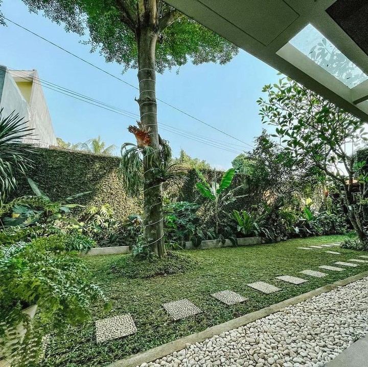 <p>Dengan beragam tanaman hias yang ia urus tersebut, tempat tinggalnya terlihat amat indah sekaligus asri. Bagaimana menurut Bunda? (Foto: Instagram @ersamayori)</p>