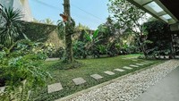 <p>Dengan beragam tanaman hias yang ia urus tersebut, tempat tinggalnya terlihat amat indah sekaligus asri. Bagaimana menurut Bunda? (Foto: Instagram @ersamayori)</p>