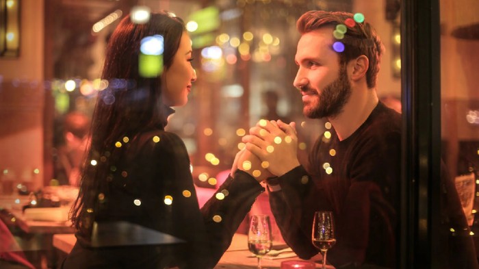 5 Ide Kencan Romantis, Seru, dan Aman Selama Waktu PPKM: Nggak Cuma Rutin Video Call Aja, Kok! 5 Ide Kencan Romantis, Seru, dan Aman Selama Waktu PPKM: Nggak Cuma Rutin Video Call Aja, Kok!