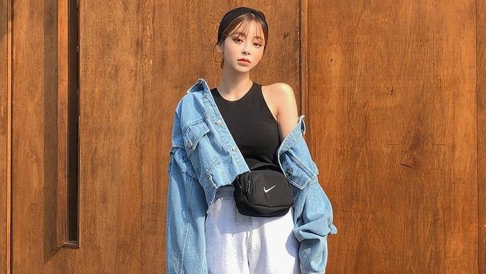 Girly Hingga Boyish, 7 Ide Pakai Jaket Denim Ini Dijamin Nggak Ngebosenin!