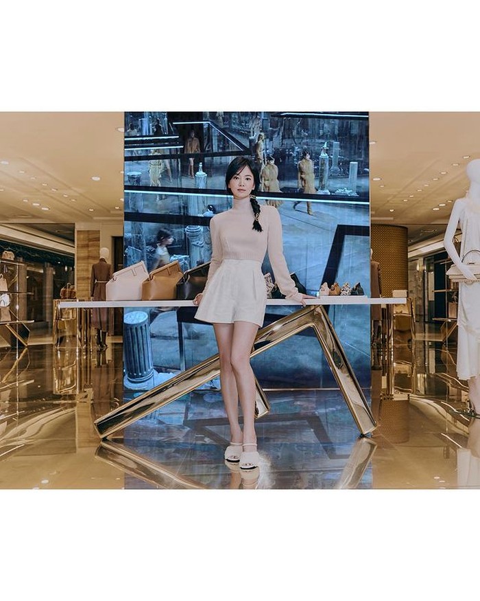 Ia dipercaya sebagai artis Korea pertama yang menjadi brand ambassador brand mewah Fendi. /foto:instagram/dazedkorea