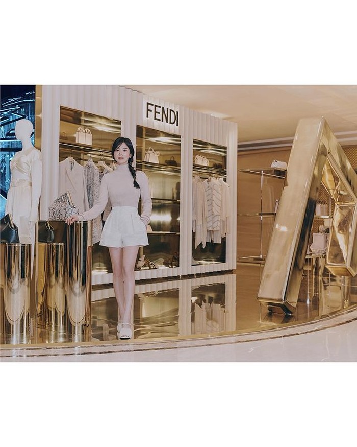 Ia memancarkan pesona yang terkesan polos namun tetap elegan, dan tidak ada yang menyangka bahwa usianya sudah 41 tahun. So georgeous! /foto:instagram/dazedkorea