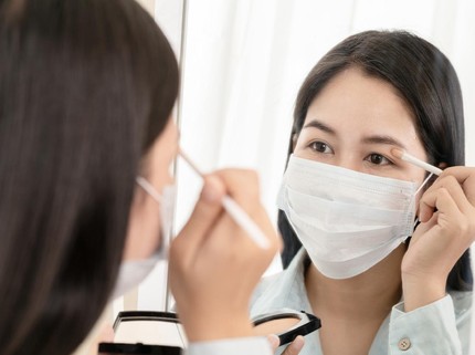 Wajib Coba! Ini 3 Rahasia Makeup Awet dan Tak Nempel di Masker