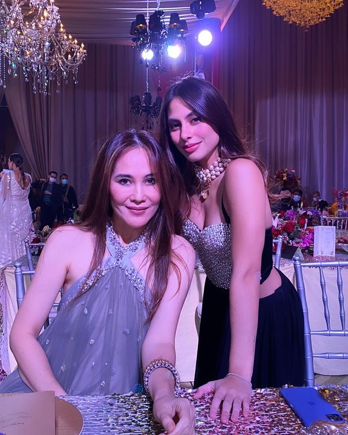 Ina dan Valerie Thomas, pasangan ibu dan anak ini memang kerap terlihat kompak dalam semua kesempatan. Selain dikenal menjalani gaya hidup yang sehat, mereka juga sama-sama menyukai olahraga. /foto:instagram/inathomas