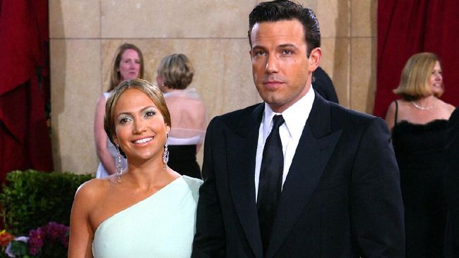 Jennifer Lopez Officially Shows Off Relationship with Ben Affleck