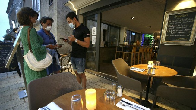 PHRI meminta pemerintah melonggarkan aturan makan di restoran dan hotel dalam kebijakan baru menekan penyebaran corona yang akan diumumkan Senin (9/8) ini.