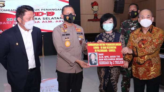 Keluarga pengusaha asal Aceh, Akidi Tio, memberi dana hibah Rp 2 triliun untuk penanganan COVID-19 di Sumsel. (dok Istimewa)