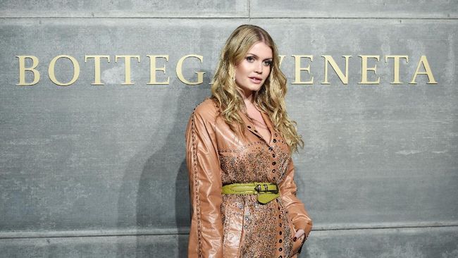 Kitty Spencer, keponakan mendiang Puteri Diana melangsungkan pernikahan dengan Michael Lewis pada Sabtu (24/7) di Italia dan menggunakan gaun Dolce&Gabbana.