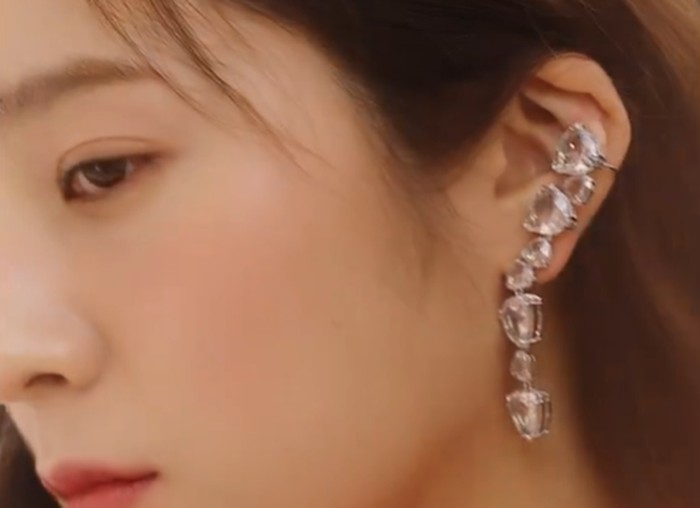 Krystal dinilai memiliki visual tidak nyata. Video pemotretannya yang diunggah di instagram Harper's Bazaar langsung diserbu komentar netizen yang memuji kecantikannya. (Foto: harpersbazaar.co.kr)