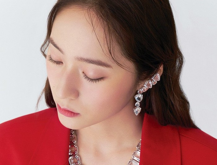 Krystal Jung membagikan potretnya dengan berbagai aksesoris terbaru dari Swarovski dalam foto-foto behind the scenes bersama Harpe's Bazaar Korea. Ia terlihat mengenakan satu set anting dan kalung kristal bewarna bening yang diberi nama bernama Krtystal. Dipadu dengan setelan warna merah, membuatnya terlihat glamour. (Foto: harpersbazaar.co.kr)