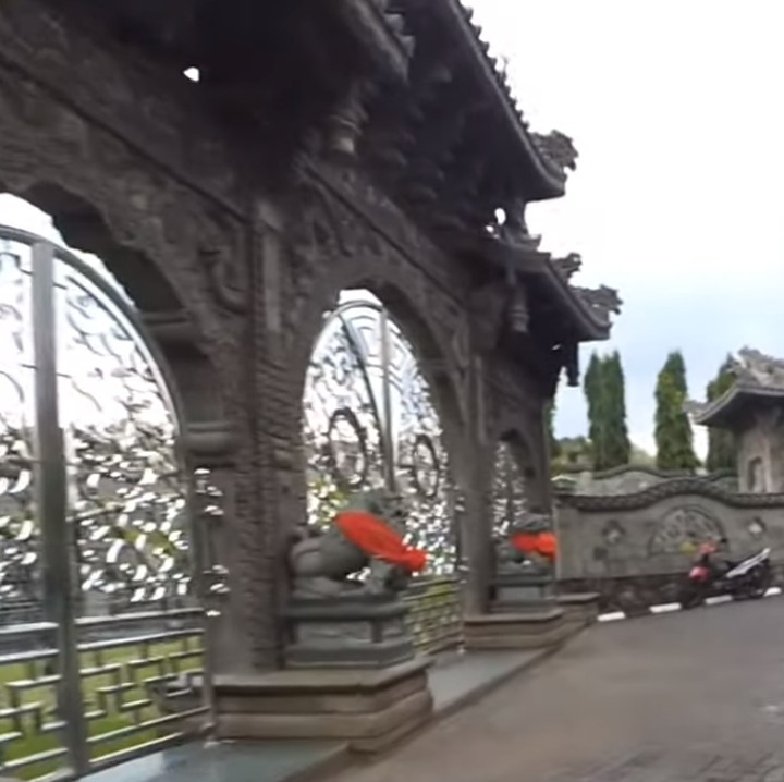 <p>Dengan luas lahan serta kemegahan yang terlihat, tak heran jika makam ini disebut mirip istana. (Foto: YouTube Tuba Auliya)</p>