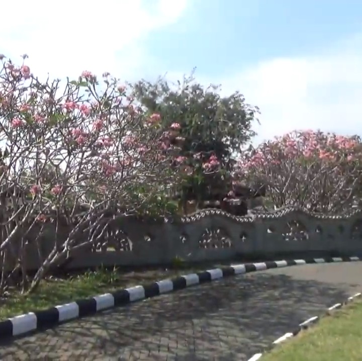<p>Diketahui, makam tersebut miliki pengusaha rokok PT. Gudang Garam, Bunda. (Foto: YouTube CHAEM)</p>