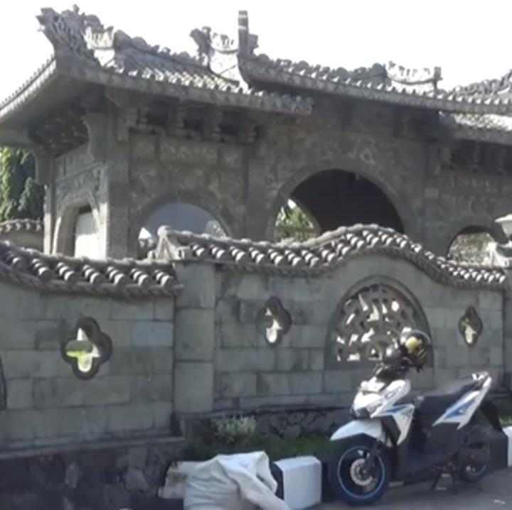 <p>Dari luar, terlihat barbagai bangunan yang buat dengan ornamen yang mendetail. (Foto: YouTube CHAEM)</p>