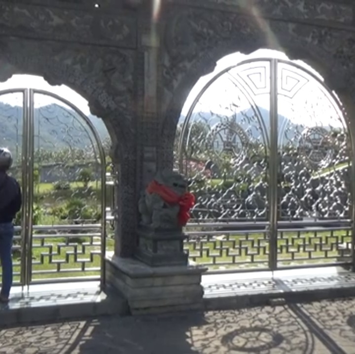 <p>Makan tersebut terlihat benar-benar megah, ya. Bagaimana menurut Bunda?  (Foto: YouTube CHAEM)</p>
