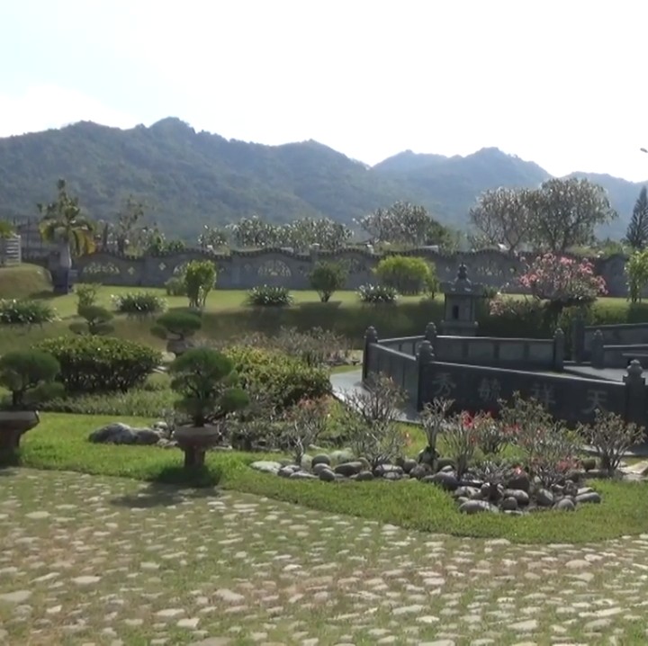 <p>Dilihat dari pagar utama, makam ini juga tampak dikelola seperti taman, Bunda. Semuanya diatur dengan rapi dan seksama. (Foto: YouTube CHAEM)</p>
