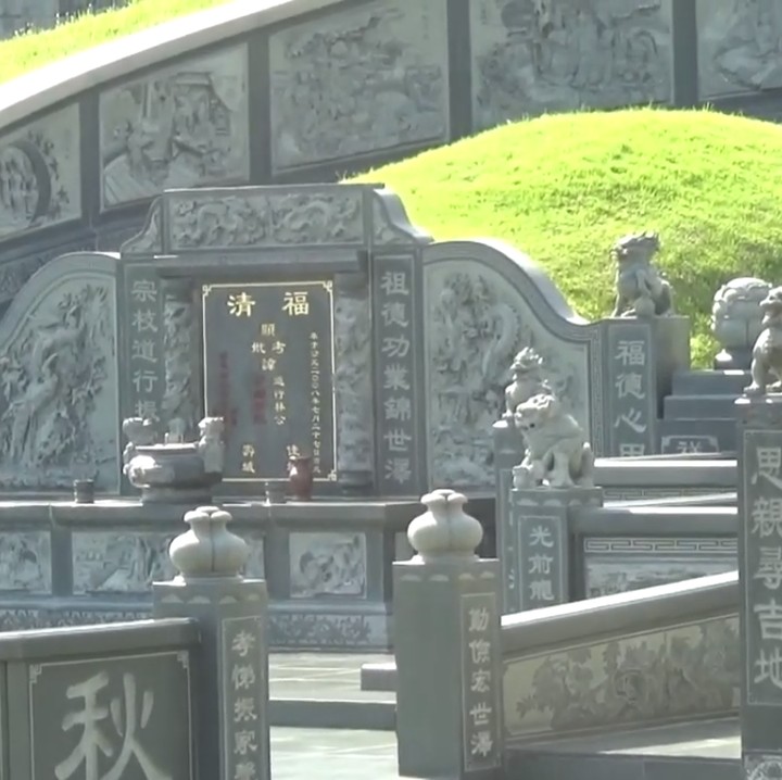 <p>Makam ini juga dijaga ketat, Bunda. Menurut informasi, terdapat satpam serta beberapa orang yang bertuga untuk mengurus makam tersebut. (Foto: YouTube CHAEM)</p>