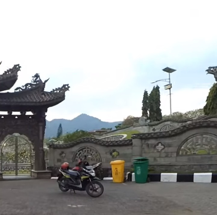 <p>Di tengah Kota Kediri, terdapat makam yang amat luas dan megah lho, Bunda. (Foto: YouTube Tuba Auliya)</p>