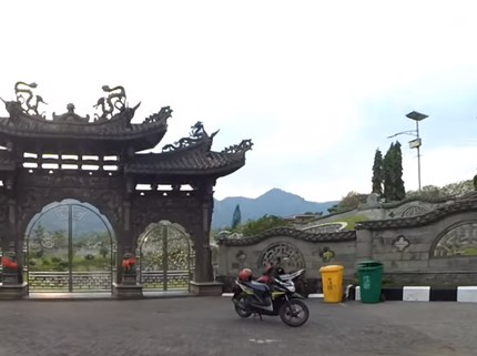 7 Potret Makam Megah Bak Istana di Tengah Kota Kediri, Milik Siapa?