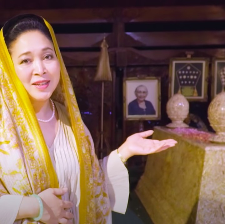 <p>Beberapa waktu lalu, Titiek Soeharto berziarah ke sana dan memperlihatkan beberapa makam keluarganya. Selain makam Soeharto dan Tien Soeharto, ada beberapa anggota keluarga lain yang lebih dulu dimakamkan di Astana Giribangun. (Foto: YouTube Titiek Soeharto)</p>