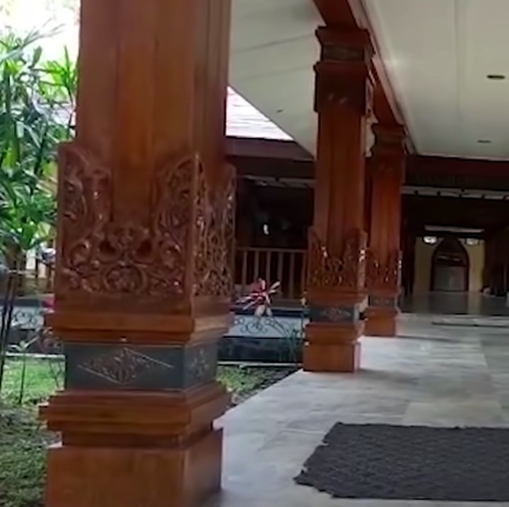 <p>Selasar yang menghubungkan antara ruangan makam dan masjid juga terlihat terawat dengan lantai marmer dan tiang kayu penuh ukiran. (Foto: YouTube Titiek Soeharto)</p>