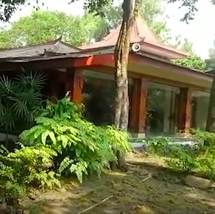 <p>Ada bangunan masjid juga di lokasi Astana Giribangun. Nampak sejuk dengan tiang penyangga kayu dan tanpa dinding pembatas, membuat angin langsung masuk ke dalam bangunan masjid. (Foto: YouTube Titiek Soeharto)</p>
