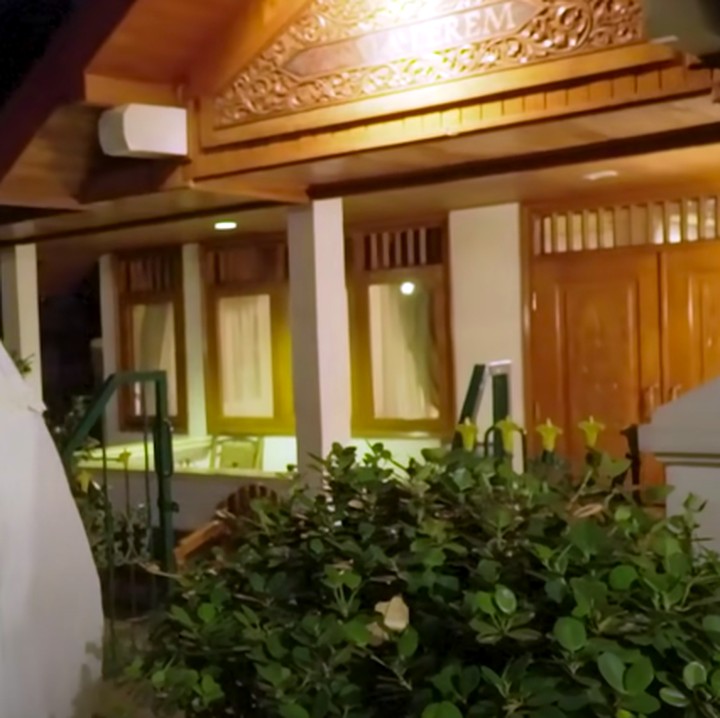 <p>Di samping masjid terdapat penginapan yang diberi nama Wisma Lerem, masih dengan nuansa kayu dan ukir-ukiran yang indah, Bunda. Setelah menunaikan ibadah salat, Titik pun nampak masuk ke dalam wisma tersebut. (Foto: YouTube Titiek Soeharto)</p>