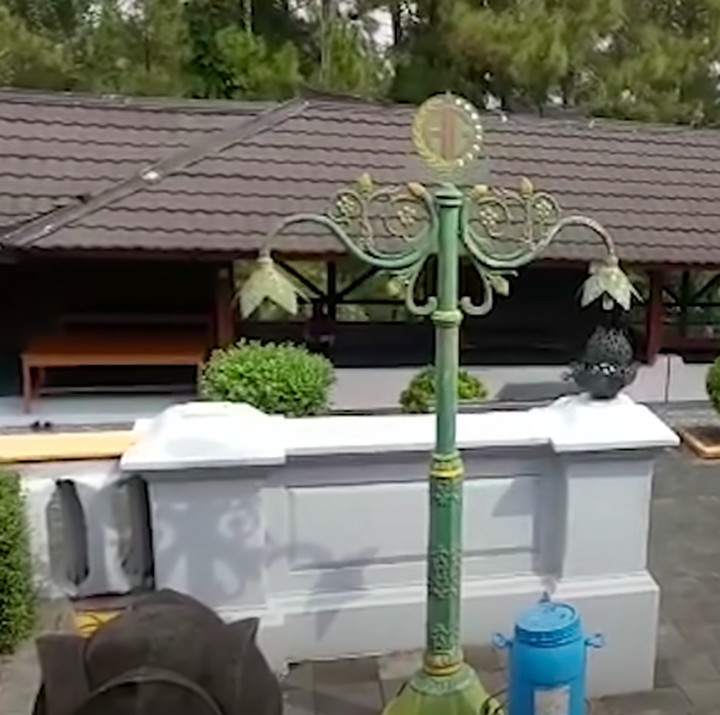 <p>Astana Giribangun merupakan kompleks pemakaman keluarga Soeharto yang terletak di Desa Girilayu, Kecamatan Matesih, Kabupaten Karanganyar, Jawa Tengah. (Foto: YouTube Titiek Soeharto)</p><p></p>