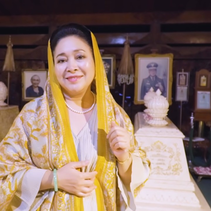 <p>Titiek Soeharto bercerita, Ayah Siti Hartinah atau mertua Soeharto menjadi orang pertama dimakamkan di sana. Kemudian disusul oleh kakak dan Ibunda Siti Hartinah. Soeharto menjadi yang terakhir di makamkan di sana menyusul keluarga sang istri.(Foto: YouTube Titiek Soeharto)</p>