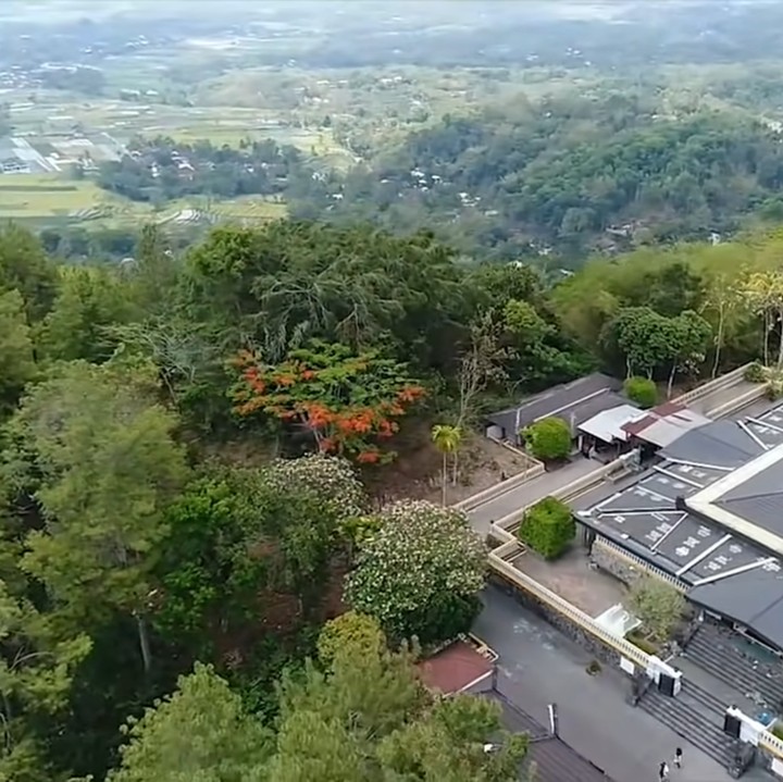 <p>Area tersebut dibangun di kaki Gunung Lawu, Bunda. Tepatnya di atas bukit setinggi 60 meter di atas permukaan laut. Arsitekturnya sangat kental dengan rumah adat khas Jawa Tengah. (Foto: YouTube Titiek Soeharto)</p>