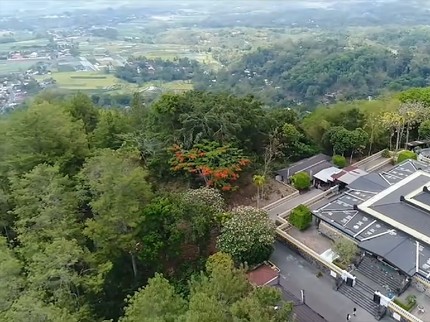 9 Potret Astana Giribangun, Makam Keluarga Cendana Dilengkapi Masjid & Pasar