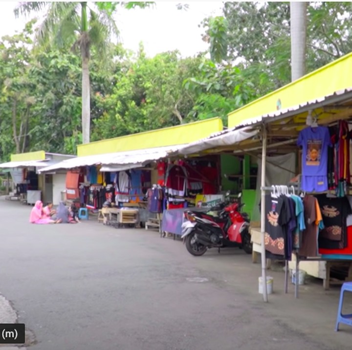 <p>Sebelum menuju ke bangunan utama, ada pasar kecil yang terlihat berderet di luar Astana Giribangun. Pasar ini menjual souvernir seperti baju dan oleh-oleh lainnya. (Foto: YouTube Titiek Soeharto)</p>