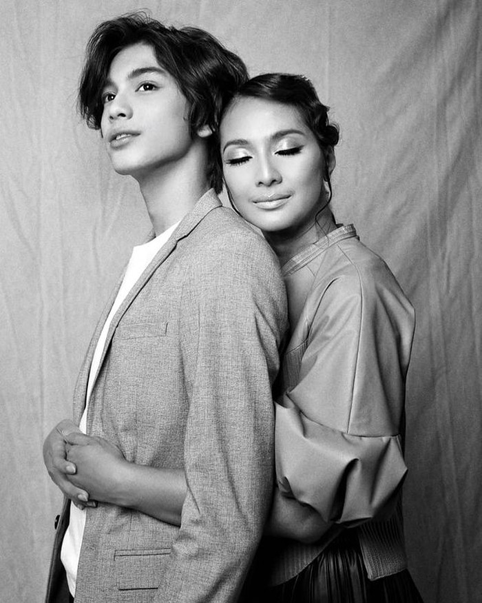 Memiliki seorang putra yang menginjak usia remaja, membuat Maudy Koesnaedi bersama Eddie Maliq Meijer terlihat seperti adik dan kakak. Setuju? /foto:instagram/maudykoesnaidi