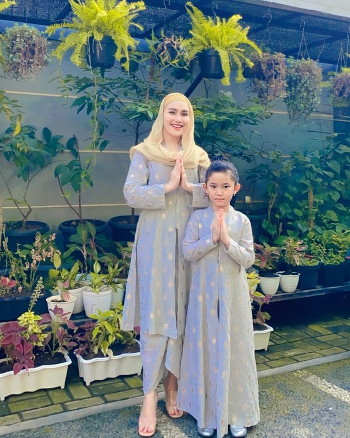 Menikah di usia yang terbilang muda, membuat Ayu Tingting terlihat seperti adik kakak dengan Bilqis, putri tercintanya. Tampak mereka memakai busana muslim dengan warna yang sama. /foto:instagram/ayutingting92)