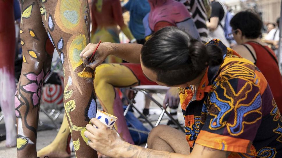 CNN Indonesia -- Puluhan orang mengecat tubuhnya pada Hari Bodypainting New ...