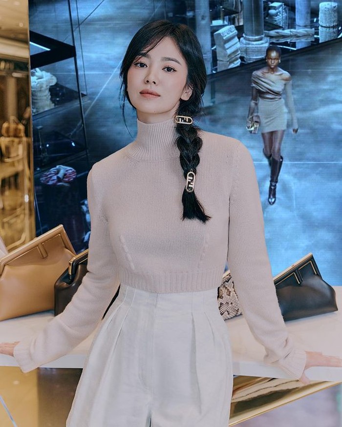 Mengenakan short pants berwarna putih dan turtle neck berwarna krem. Meskipun terlihat sederhana dengan rambut dikepang satu, tapi Hye Kyo terlihat tetap menawan ya, Beauties. /foto:instagram/dazedkorea