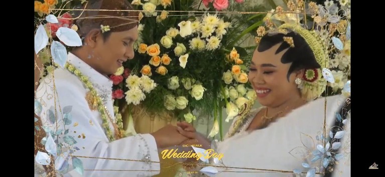 Momen Bahagia Pernikahan Mumuk Gomez & Eno Sang Kekasih Kabar bahagia datang dari komedian Mumuk Gomez yang telah resmi dipersunting oleh sang kekasih, Eno Retra. Yuk intip momennya!
