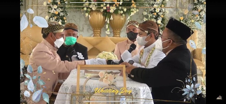 Momen Bahagia Pernikahan Mumuk Gomez & Eno Sang Kekasih Kabar bahagia datang dari komedian Mumuk Gomez yang telah resmi dipersunting oleh sang kekasih, Eno Retra. Yuk intip momennya!
