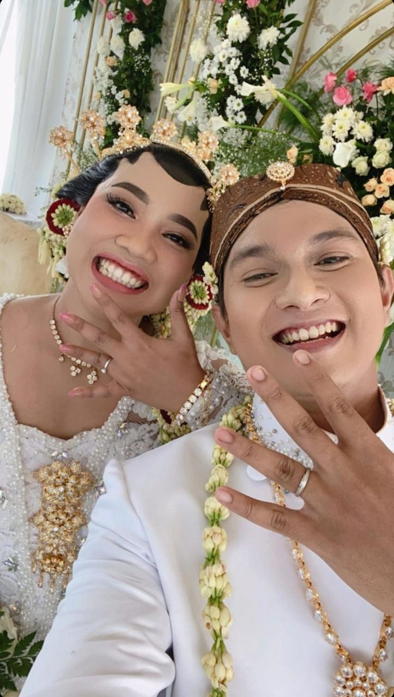 Momen Bahagia Pernikahan Mumuk Gomez & Eno Sang Kekasih Kabar bahagia datang dari komedian Mumuk Gomez yang telah resmi dipersunting oleh sang kekasih, Eno Retra. Yuk intip momennya!