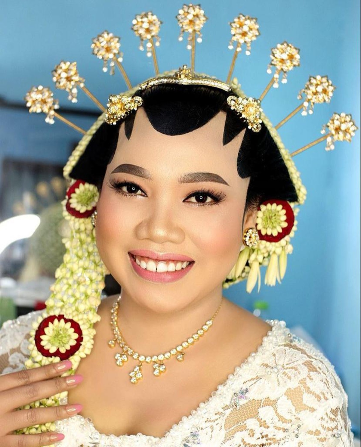 Kabar bahagia datang dari komedian Mumuk Gomez yang telah resmi dipersunting oleh sang kekasih&comma; Eno Retra&period; Yuk intip momennya&excl;