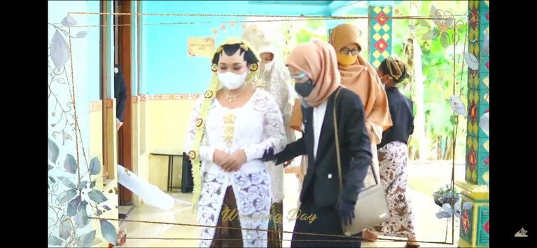 Momen Bahagia Pernikahan Mumuk Gomez & Eno Sang Kekasih Kabar bahagia datang dari komedian Mumuk Gomez yang telah resmi dipersunting oleh sang kekasih, Eno Retra. Yuk intip momennya!