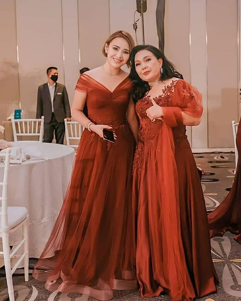 Henny Manopo ibunda tercinta Amanda Manopo meninggal dunia pada minggu (25/7). Yuk kita intip momen kenangan mereka!